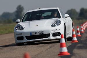 Porsche Panamera S E-Hybrid, Frontansicht, Slalom