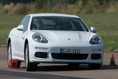 Porsche Panamera S E-Hybrid, Frontansicht, Slalom