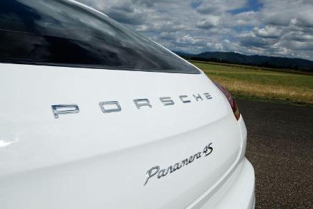 Porsche Panamera 4S, Schriftzug