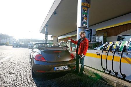 VW Beetle Cabrio 2.0 TDI, Heckansicht, Tankstelle