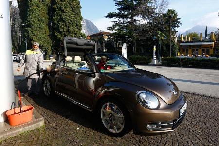 VW Beetle Cabrio 2.0 TDI, Frontansicht, Tankstelle