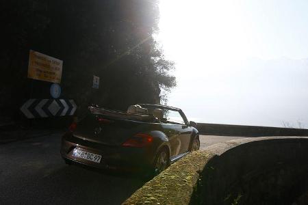VW Beetle Cabrio 2.0 TDI, Heckansicht, Kurvenfahrt