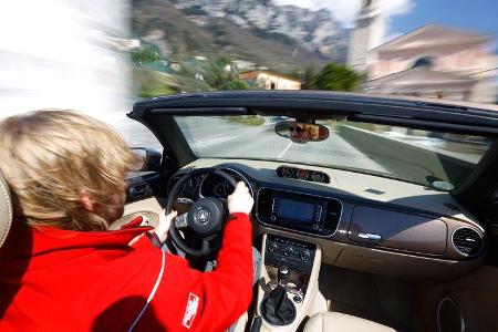 VW Beetle Cabrio 2.0 TDI, Cockpit, Fahrer, Lenkrad