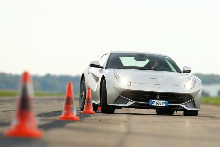 Ferrari F12 Berlinetta, Frontansicht, Slalom