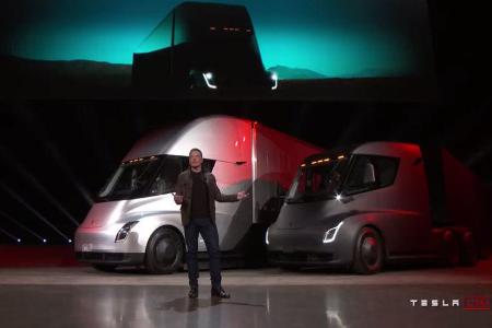 Zwei Trucks, ein Elon Musk: Die Weltpremiere des Semi war die gewohnt große Show.