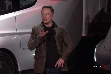 Der Tesla-Vordenker hatte beeindruckende Zahlen parat: Über 800 Kilometer Reichweite, über 100 km/h Höchstgeschwindigkeit, ...