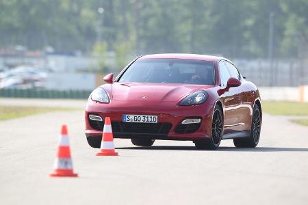 Porsche Panamera GTS, Frontansicht, Slalom