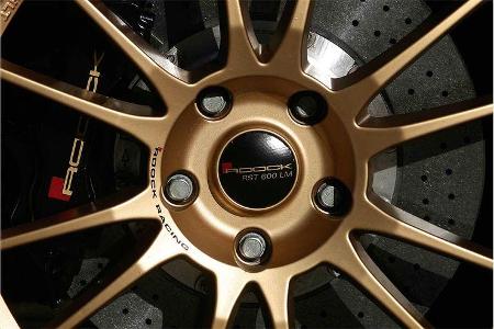 ... besonders leichte Schmiedefelgen mit 380 Millimeter messenden Bremsscheiben dahinter (Vorderachse) ...