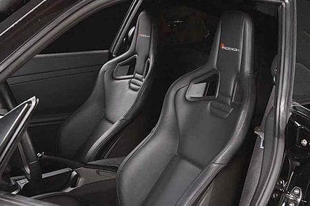 Der Innenraum wird mit Roock-eigenen Sportsitzen aufgewertet.