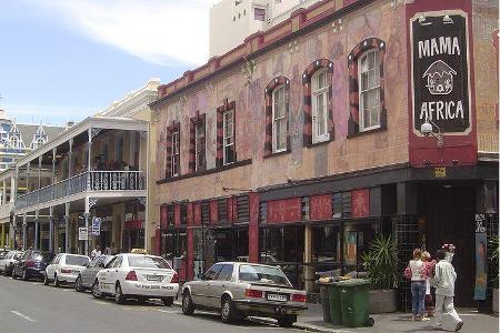 In den Ortschaften trifft man auf EInflüsse aus Europa und Amerika.