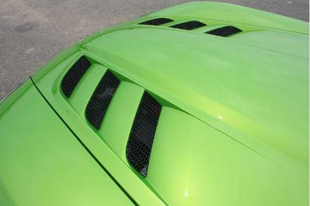 Die ellenlange Motorhaube wird nun durch noch größere Luftein- und Auslasskiemen geprägt.