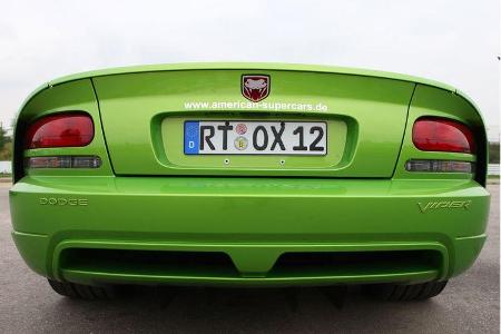 Am Heck des Coupés gibt es nun einen integrierten Spoiler und als dritte Bremsleuchte den rotglühenden Kopf einer Viper.