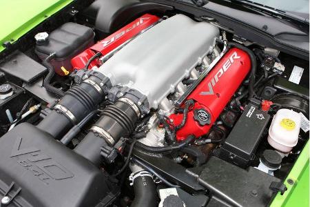 Der aktuelle US-SRT-10 atmet durch größere Ventile, die widerum über eine variable Nockenwellen-Steuerung in überarbeiteten ...