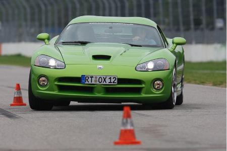 Fahrdynamisch präsentiert sich die SRT-10 nun mit einem agileren Einlenkverhalten, jedoch auch tendenziell untersteuernd.