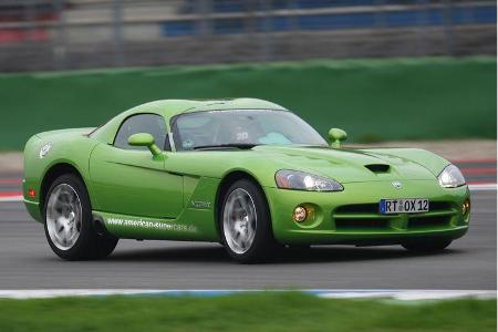 Bis 200 Sachen macht die grell geschminkte, in Snake Skin Green lackierte Diva dann doch Boden gut und spielt ihre Vorgänger...