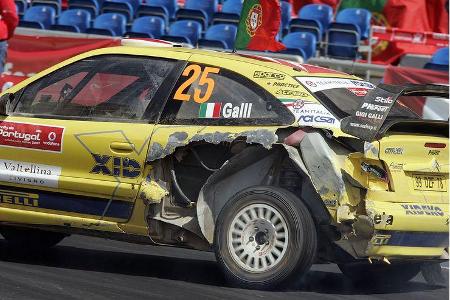 Aber auch die großen Stars zerfledderten ihre Autos. Gigi Galli zeigt hier eine verbesserte Radhausentlüftung.