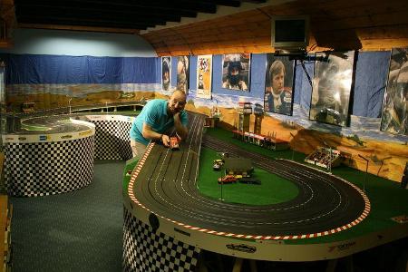 An der Rennstrecke: Die Carrera-Bahn steht in einem alten Linienbus, der in das Gebäude integriert ist