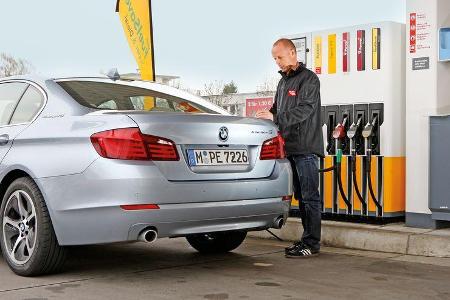 BMW Active Hybrid5, Tankstelle, Heck