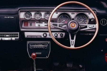 In die untere Mittelklasse stieg Honda 1972 mit dem 145 ein. Die Uhrensammlung mit groÃem Drehzahlmesser weist auf die Spor...