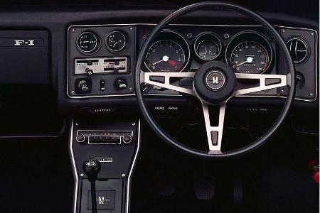 Sportlenkrad und die Uhrensammlung sorgen auch im Coupé für die sportliche Erfahrung mit 81 PS.