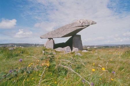 Zeitzeuge: ein prähistorisches Dolmen-Grab bei Portnoo.