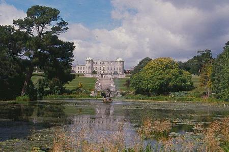 Haus mit Garten: Die Parkanlage von Schloss Powercourt bei Dublin zählt zu den schönsten der Insel.