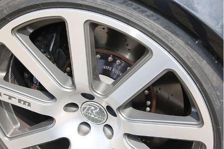 Hinter den gewaltigen 21-Zöllern wirbeln größere Bremsscheiben ...