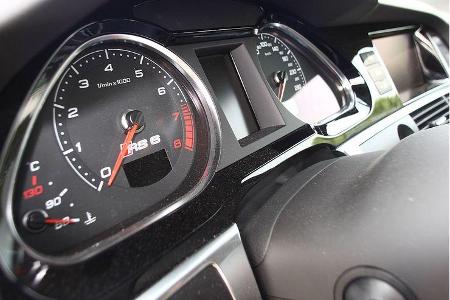 Der Innenraum bleibt Standard,die Vmax reicht bis 310 km/h.