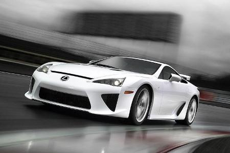 Trotz des aufwendigen Kohlefaser-Monocoques fällt der Lexus LFA mit einem Gewicht von fast 1,7 Tonnen relativ schwer aus.