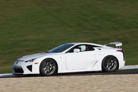 Der Lexus LFA ist zwar ein Vollblut-Supersportler, aber er kann auch den gemütlichen Gleiter geben.