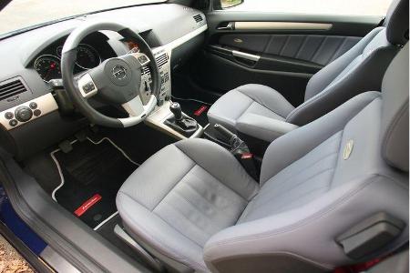 Das Interieur wartet mit einer Lederausstattung, Irmscher-Fußmatten und Aluminium-Applikationen auf.