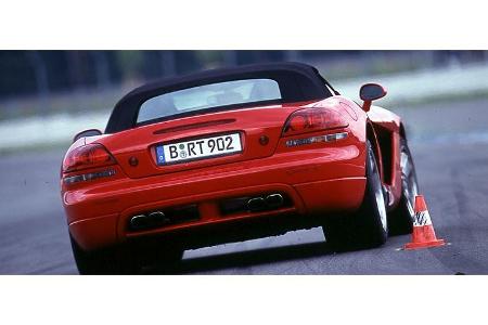 Nur unter Last zeigt die 506 PS starke Viper SRT-10 ein angemessen neu- trales Fahrverhalten. Lastwechsel lassen sie die Con...