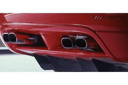 ...ebenso zum standesgemäßen Auftritt wie der akustisch sehr zurückhaltende Vierrohr-Auspuff ...