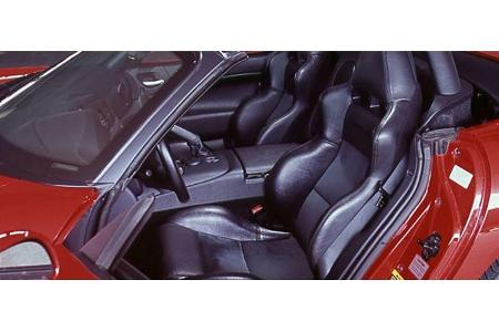 ...Cockpit erlaubt sich nicht nur den Luxus perfekt passender Sportsitze mit edlem Lederbezug,...