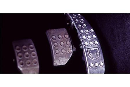 ...sondern auch per Knopfdruck ver- stellbare Pedale,durch die eine per- fekte Sitzposition erst möglich wird.