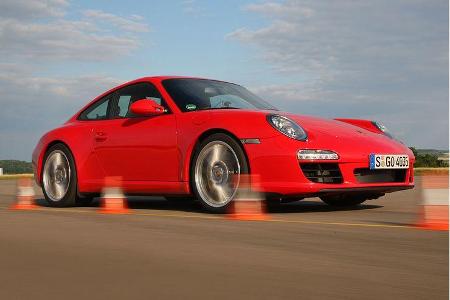 Der Carrera durchläuft den Ausweichtest, als wäre er extra dafür gebaut worden. 152 km/h mit der Leichtigkeit des Seins.