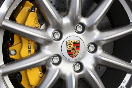 Die fulminant verzögernde, allerdings 8.033 Euro Aufpreis verschlingende Keramik-Bremsanlage steht in Sachen Bremskomfort de...