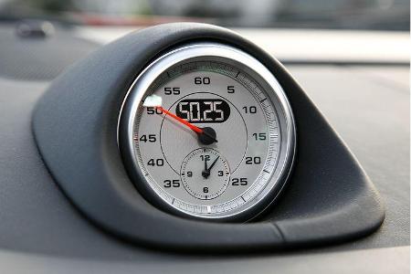 ... das neben der Zeitmessanlage auf dem Instrumentenbrett auch eine Launch Control beinhaltet.