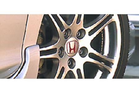 Hinter den 17-Zöllern verbirgt sich eine sehr standfeste Bremsanlage.