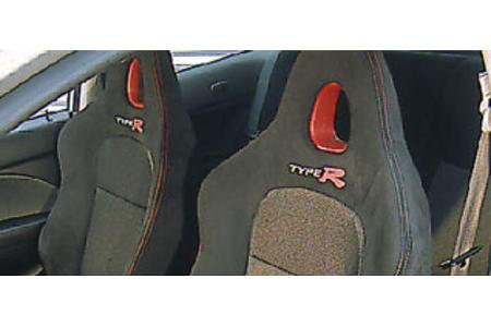 Die Sportsitze sind attraktiv gestylt und passend geschnitten.