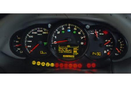 Das Kombiinstrument ist dasselbe wie im Turbo. Auch der Bordcomputer ist nun serienmÃ¤Ãig.