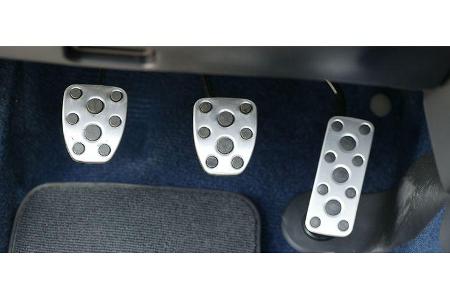 Sieht aus wie Alu, ist aber Stahl:Auch die Pedalerie erlaubt dankGumminoppen keine Rutschpartie.