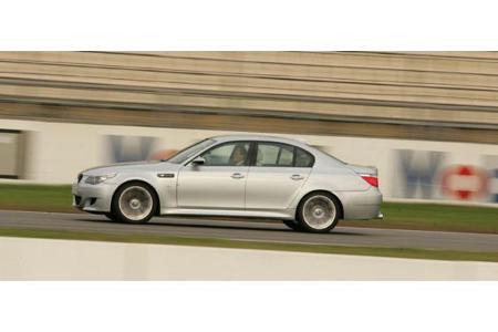 Im neu hinzu gekommenen Supertest-Kriterium Nasshandling gibt der starke M5 eine vorbildliche Figur ab. Die im Dunlop-Prüfze...