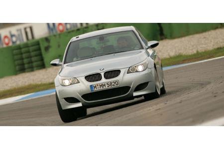 Die elektronsiche Dämpferverstellung EDC liefert zum Teil etwas ulkige Ergebnisse. In der Sport-Stellung ist der M5 auf dem ...