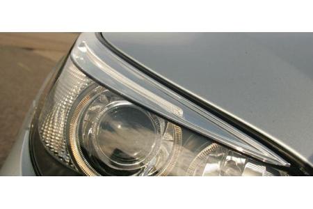 Xenon-Scheinwerfer inklusive adaptives Kurvenlicht sind das Optimum an Lichtausbeute.