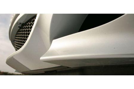 Die kleinen Spoilerlippen in der Front - so genannte Flaps - helfen, den Auftrieb zu reduzieren.