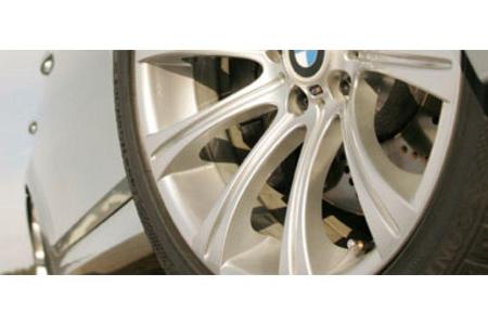 Im neuen M5 kommen gewichts- und festigkeitsoptimierte Doppelkolben-Faustsättel zum Einsatz.