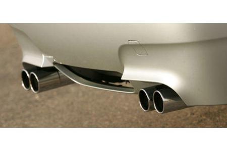 Ein etwas verschämt angedeuteter Diffusor zwischen den beiden charakteristischen Doppelendrohren.