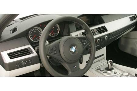 Das Cockpit zeigt sich kühl,sachlich und dabei höchst professionell. Die Sitzposition ist state of the art.