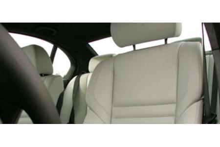 Das schmeichelnde Luxus-Ornat, das der auch im Innern cool gestaltete M5 von Haus aus mitbringt, schlägt fraglos ins Kontor.